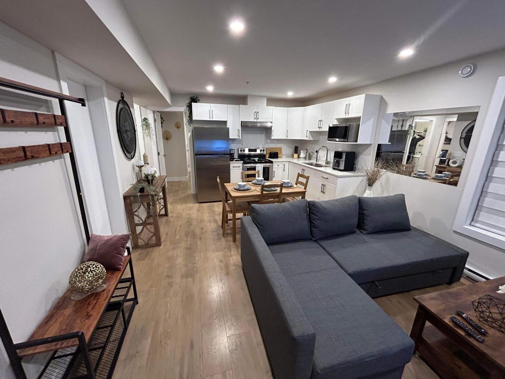 New, Spacious 2 Bedrooms In Downtown With Free Parking! Maple Ridge Exterior photo