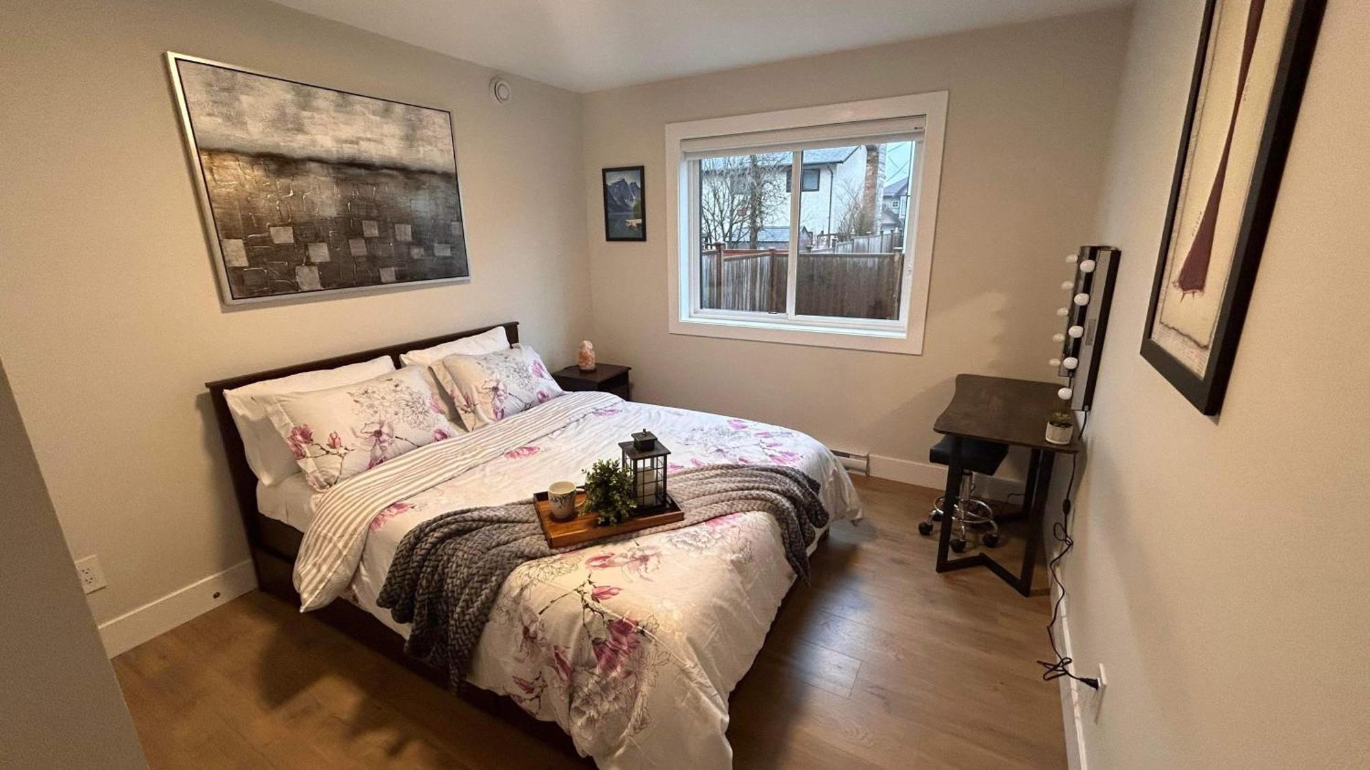 New, Spacious 2 Bedrooms In Downtown With Free Parking! Maple Ridge Exterior photo