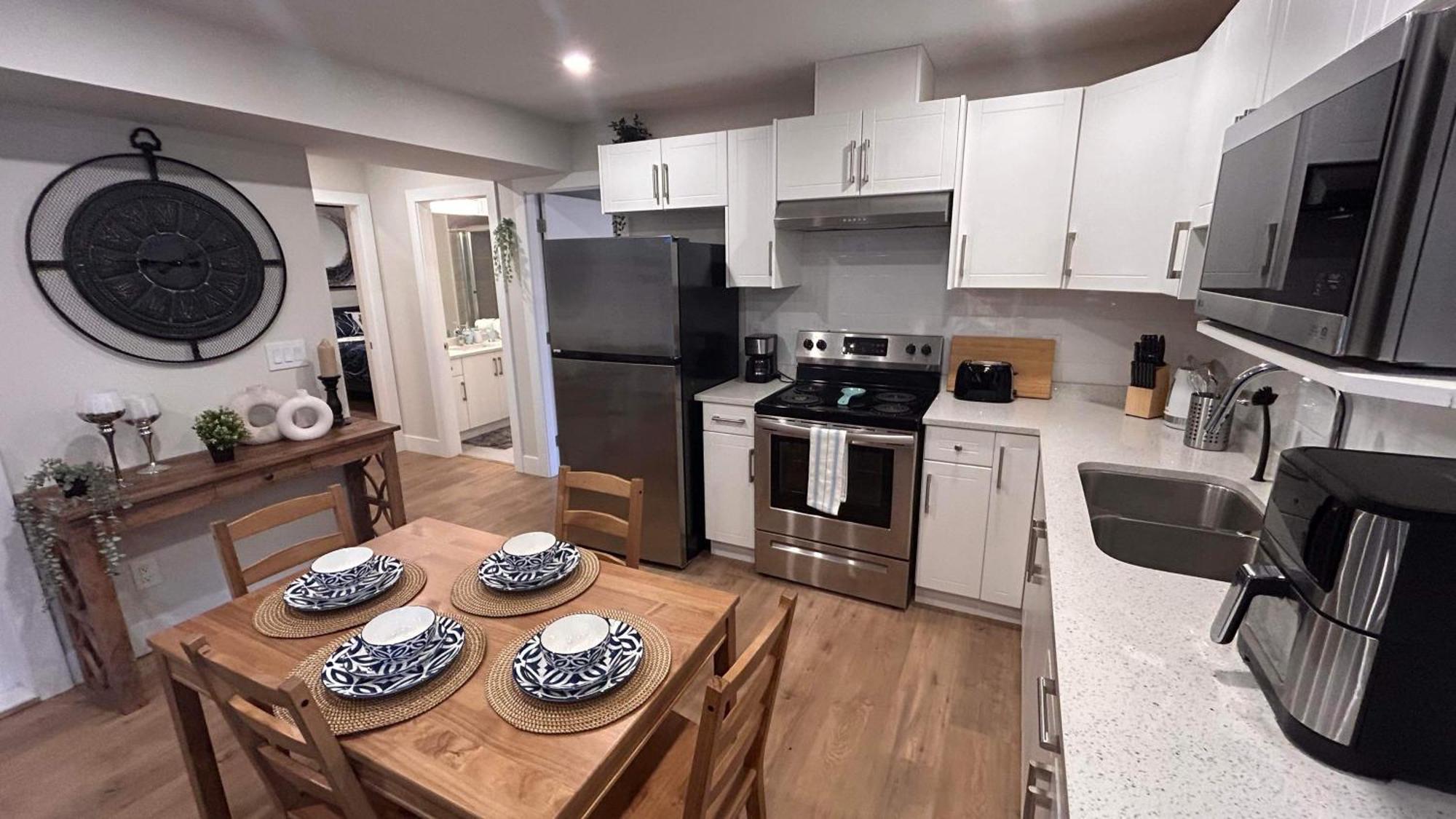 New, Spacious 2 Bedrooms In Downtown With Free Parking! Maple Ridge Exterior photo