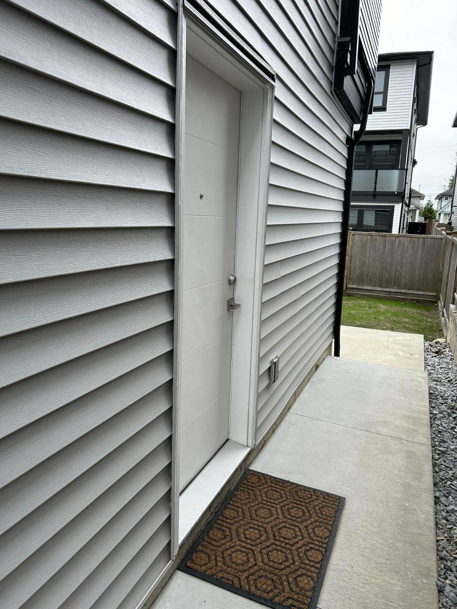 New, Spacious 2 Bedrooms In Downtown With Free Parking! Maple Ridge Exterior photo