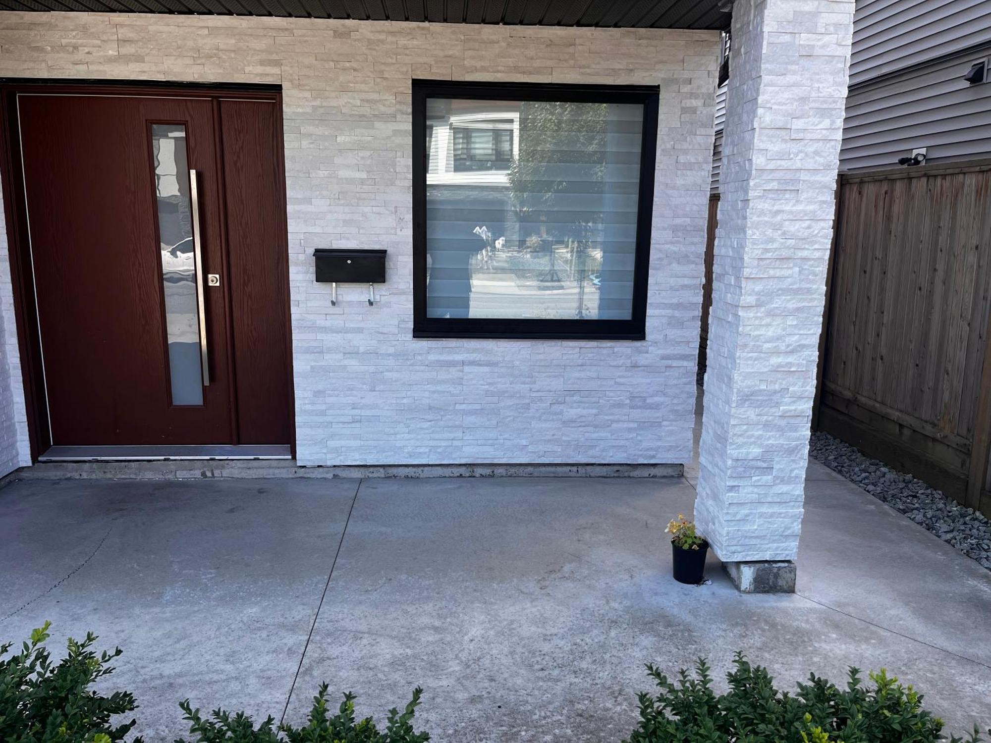 New, Spacious 2 Bedrooms In Downtown With Free Parking! Maple Ridge Exterior photo